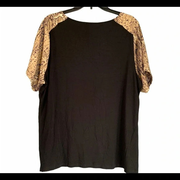 Vince Camuto Snake Skin Side Zipper Detail Top - Picture 2 of 7